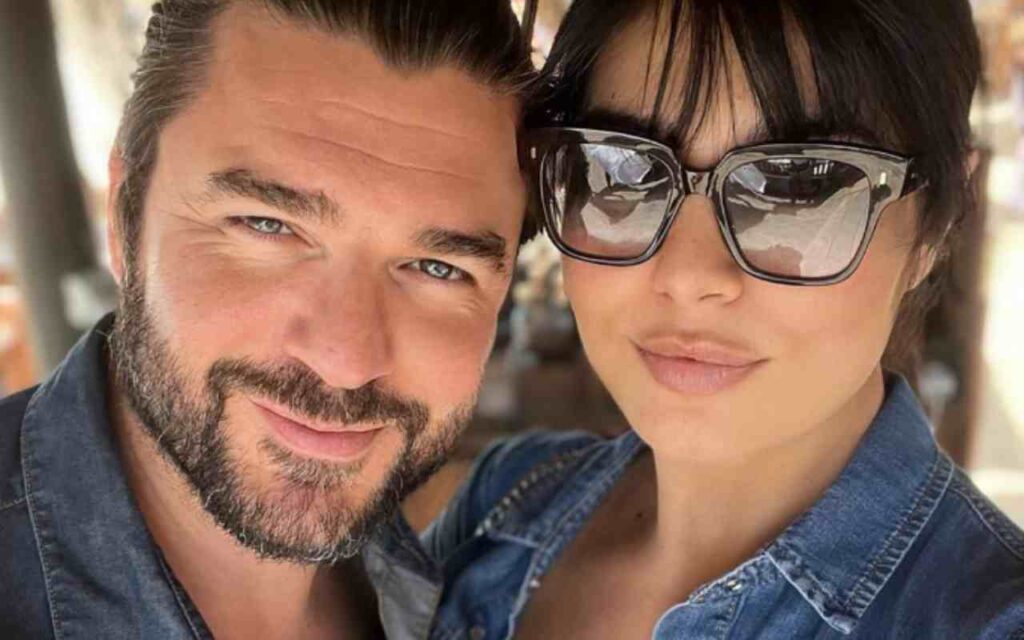 Elisa D’Ospina si mostra dopo il parto: Stefano Macchi replica subito [FOTO]