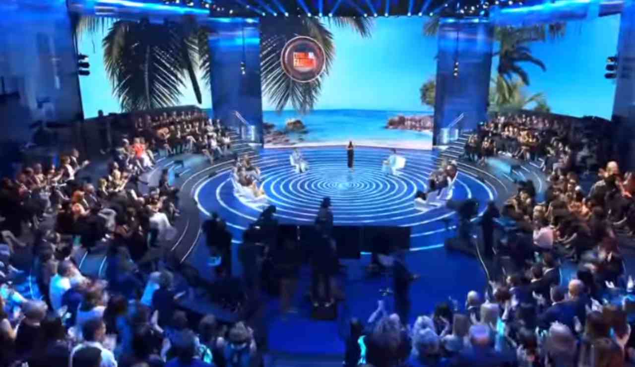 “Era pericoloso”: ex naufraga de l’Isola dei Famosi svela tutto | Immagini censurate