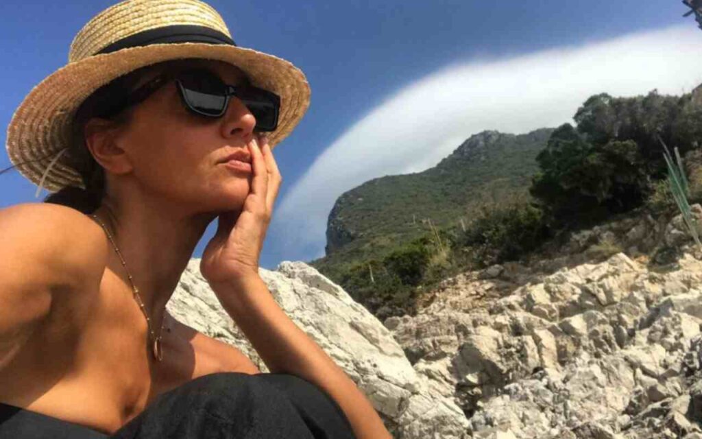 Ambra Angiolini bollente: il suo costume fa impazzire, ecco il prezzo da capogiro