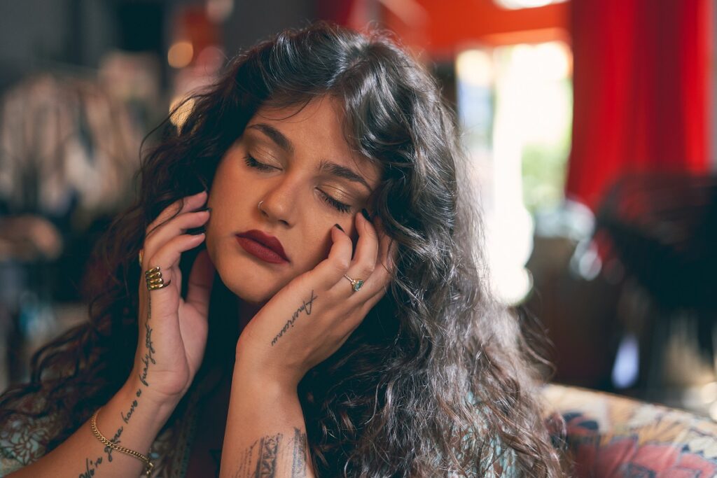 Money Trees è il primo singolo della cantautrice Raffaella Zago