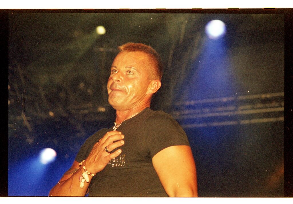 Den Harrow su Arena Suzuki: “Ci sono cantanti che pagano per andare su quel palco”