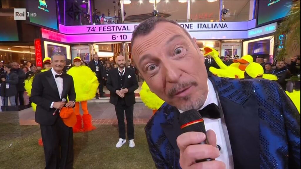 Pioggia di critiche per Fiorello e Amadeus: imbarazzante e terrificante la gag con John Travolta, è polemica