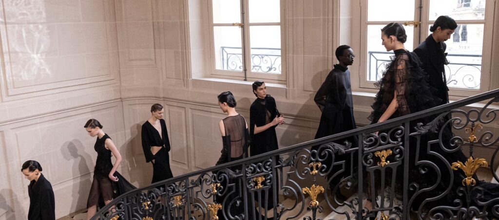 Valentino sfila a Parigi con la collezione donna Le Noir per l’autunno/inverno 2024