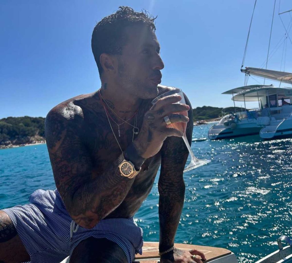 Fabrizio Corona ha riavuto il passaporto: può tornare a viaggiare, subito volo negli USA
