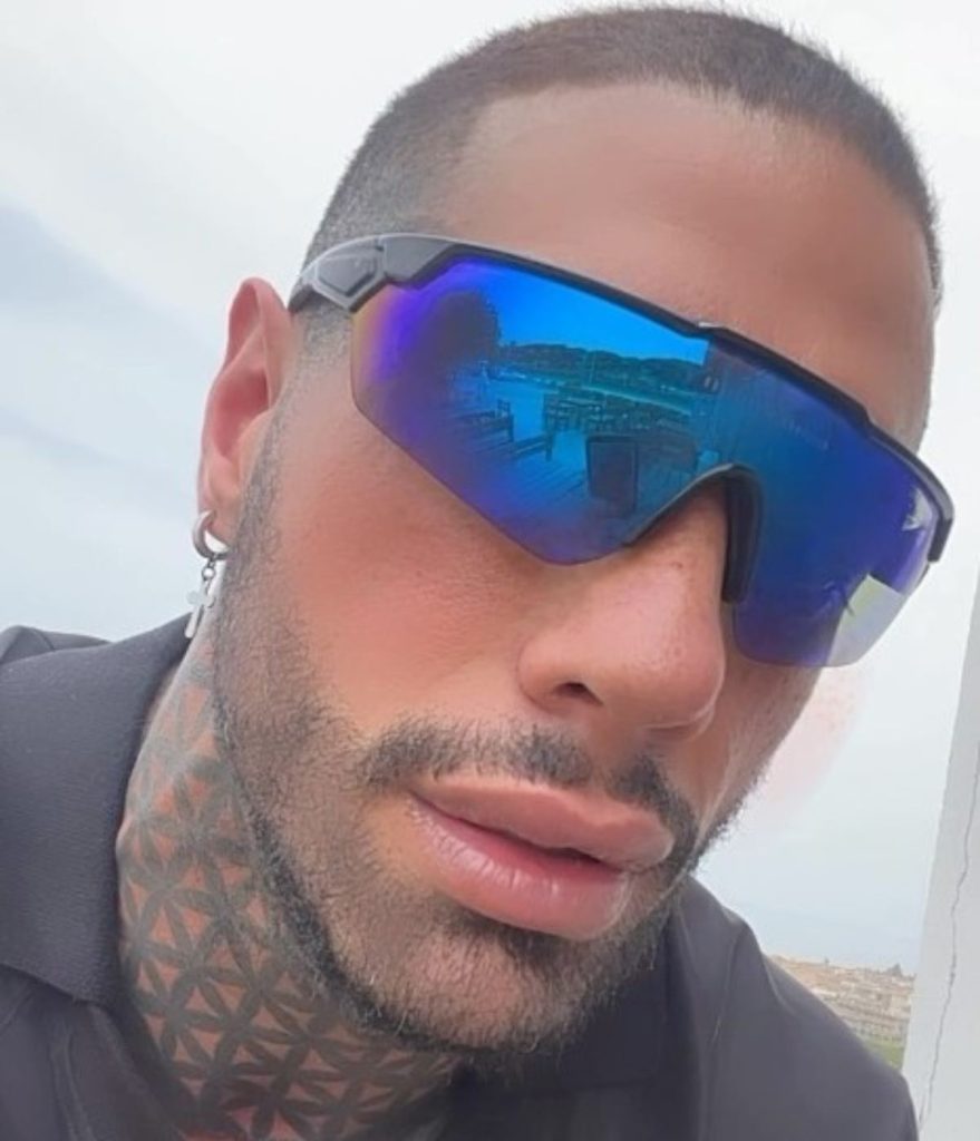 Francesco Chiofalo si è rifatto il colore delle iridi degli occhi: la reazione della mamma