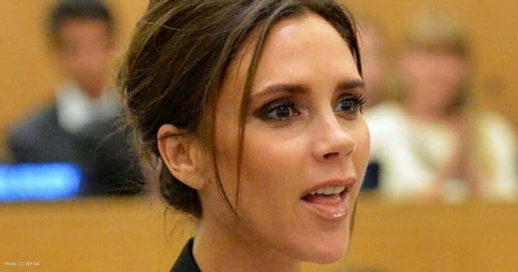 Victoria Beckham torna all’hotel dove lei e David nascosero la loro storia d’amore 29 anni fa