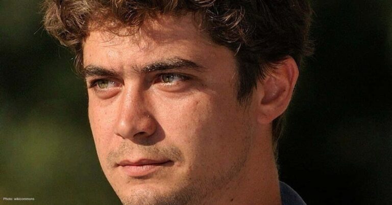 Riccardo Scamarcio valuta l’imbarazzo sul red carpet di Venezia con Benedetta Porcaroli 9/10